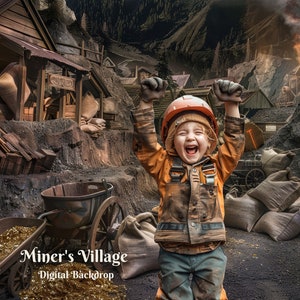 Puede incluir: Un niño pequeño con un casco y un mono naranja se encuentra frente a un telón de fondo digital que representa un pueblo minero. El pueblo está hecho de edificios de madera y tiene un fondo oscuro y rocoso. El niño sonríe y tiene los brazos levantados en el aire. El texto "Miner's Village - Digital Backdrop" es visible en la parte inferior de la imagen.