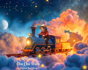 Può includere: Un treno giocattolo blu con un vagone di coda giallo viaggia attraverso un cielo notturno da sogno pieno di nuvole e stelle. Un bambino è seduto sulla locomotiva, sorridendo e tenendo i comandi. Il testo "Dreamy Chu Chu Train Digital Backdrop" è in basso nell'immagine.