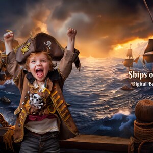 Puede incluir: Un joven pirata vestido con un traje marrón y dorado con un sombrero negro de calavera y huesos cruzados, sosteniendo una calavera de juguete, se encuentra en una cubierta de madera con un fondo de mar tormentoso y varios barcos con velas. El texto "Ships on Sail Digital Backdrop" es visible en la imagen.