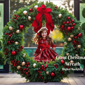 Può includere: Una bambina con un vestito a quadri rossi si trova davanti a una ghirlanda di Natale gigante decorata con ornamenti rossi e dorati. La ghirlanda è abbastanza grande da permettere alla bambina di stare al suo interno. Il testo "Giant Christmas Wreath Digital Backdrop" è visibile nella parte inferiore dell'immagine.