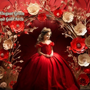 Op de afbeelding: Een jong meisje in een rode baljurk staat voor een rode en gouden bloemenboog. De boog is gemaakt van papieren bloemen en groen. De tekst "Elegant Green and Gold Arch" staat bovenaan de afbeelding.