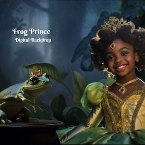 Puede incluir: Una niña vestida de princesa con un vestido verde y dorado y una corona dorada en la cabeza sonríe a la cámara. Una rana verde con una corona dorada se sienta en un pedestal de madera frente a ella. El fondo es un bosque verde oscuro.