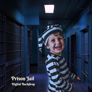 Peut inclure: Un enfant vêtu d'un uniforme de prison rayé noir et blanc et d'un chapeau se tient dans un couloir sombre avec des portes de cellules à barreaux. Le texte "Prison Jail Digital Backdrop" est en bas de l'image.