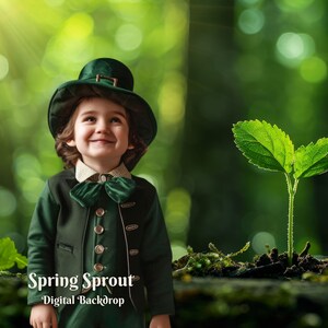Puede incluir: Un niño pequeño vestido con un traje verde de duende se encuentra en un entorno de bosque. El niño está mirando hacia arriba a un pequeño brote verde que crece del suelo. El fondo es una imagen borrosa de árboles y hojas verdes.