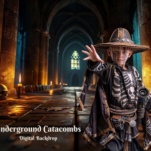 Peut inclure: Un jeune vêtu d'un costume de squelette noir et blanc et d'un large chapeau brun se tient dans un décor de catacombes souterraines sombres et effrayantes. La personne tient une arme factice noire et argentée. L'arrière-plan présente des murs de pierre, des arches et une fenêtre lointaine.