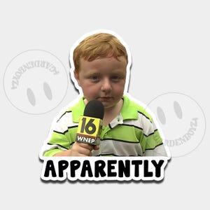以下が含まれることがあります： 「16 WNEP」と書かれたマイクを持った赤毛の少年が描かれたステッカー。ステッカーの下部には、太字の黒い文字で「APPARENTLY」という文字が書かれています。少年は緑と白のストライプのシャツを着ています。