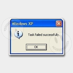 Peut inclure: Un autocollant représentant un message d'erreur Windows XP. La fenêtre à bordure bleue affiche "Windows XP" en haut, avec le message "Task failed successfully." et un bouton "OK". Une icône d'information est également présente.