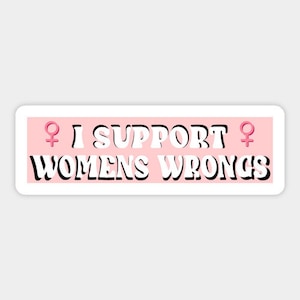 Puede incluir: Una pegatina rectangular con fondo rosa y borde blanco. La pegatina presenta el texto "I SUPPORT WOMENS WRONGS" en una fuente audaz y retro. Símbolos femeninos rosas están a cada lado del texto.