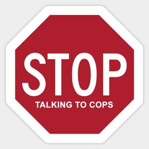 Puede incluir: Una pegatina octogonal roja con la palabra "STOP" en blanco, encima de "TALKING TO COPS". Tiene un borde blanco y está sobre un fondo blanco.