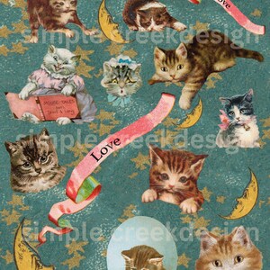 Może przedstawiać: Winietkowy kolaż z niebieskim tłem, złotymi gwiazdami i półksiężycami. Kolaż przedstawia wiele obrazów kociąt w różnych pozach, w tym kociąt czytających książkę zatytułowaną "Mouse Tales Short & Long". Kolaż zawiera również dwie różowe wstążki z napisem "Love".