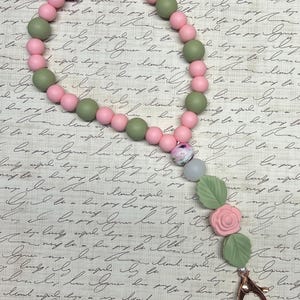 Pulsera con función de cambio de página para Kindle, iPad y lector electrónico. Rosa de silicona con hojas.
