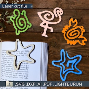 Op de afbeelding: Een verzameling lasergesneden vormen in hout en gekleurd acryl, waaronder een groene schildpad, een roze flamingo, een oranje zeedier, een houten zeester en een blauwe zeester. De tekst "Laser cut file" en bestandsextensies zijn zichtbaar.