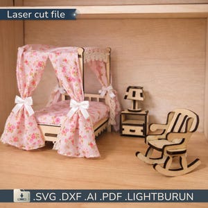 Puede incluir: Un juego de dormitorio en miniatura con una cama con dosel, una mesita de noche con una lámpara y una mecedora. La cama tiene cortinas rosas con estampado floral y una colcha a juego. El texto "Laser cut file" es visible.