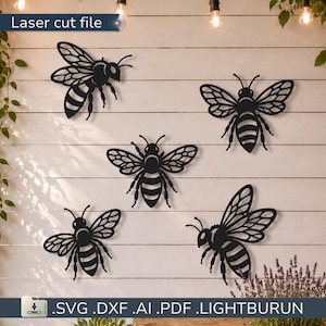 Op de afbeelding: Vijf zwarte lasergesneden bijensilhouetten met ingewikkelde vleugelpatronen. De afbeelding bevat de tekst Laser cut file bovenaan en SVG .DXF .AI .PDF .LIGHTBURN onderaan, wat aangeeft dat dit digitale bestanden zijn voor knutselprojecten.