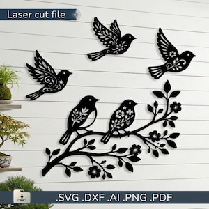 Könnte beinhalten: Ein schwarzes Laser-Cut-Design mit vier Vögeln mit komplizierten Blumenmustern. Zwei Vögel sind im Flug, während zwei Vögel auf einem blühenden Ast sitzen. Der Text Laser cut file und SVG.DXF.AI.PNG.PDF ist auf dem Bild zu sehen.