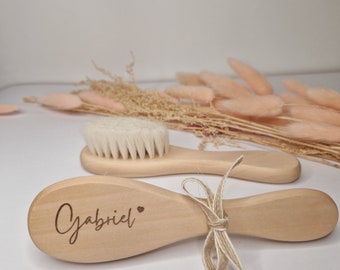 Brosse toute douce en laine et bois personnalisée adaptée aux cheveux de bébé, trousseau de naissance, cadeau de baptême, peigne assorti