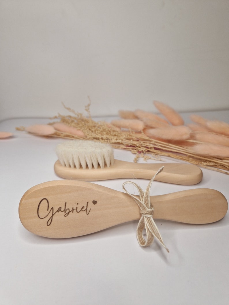 Brosse toute douce en laine et bois personnalisée adaptée aux cheveux de bébé, trousseau de naissance, cadeau de baptême, peigne assorti image 1