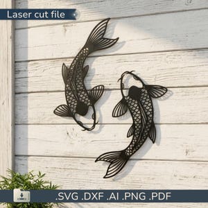 Può includere: Un design nero per taglio laser raffigurante due pesci koi con intricati motivi a scaglie e pinne fluide. L'illustrazione digitale include il testo Laser cut file e SVG.DXF.AI.PNG.PDF, presentato come grafica per decorazioni da parete.