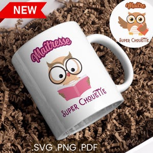 Peut inclure: Mug en céramique blanche avec un dessin de hibou portant des lunettes et lisant un livre rose. Le mug porte les inscriptions "Maîtresse" et "Super Chouette" en violet. Une bannière rouge indique "NEW".