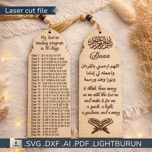 Peut inclure: Marque-pages en bois découpés au laser avec des pompons dorés. L'un affiche "My Quran reading program in 30 days" et un programme de lecture. L'autre a de la calligraphie arabe et une traduction anglaise.