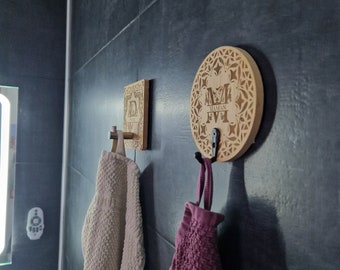 Crochet porte-serviette mural en bois personnalisé, décoration de la cuisine ou la salle de bain, patère gravée prénom et motifs au choix