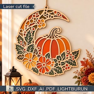 Può includere: Un file per taglio laser raffigurante una forma a mezzaluna decorata con una zucca centrale, fiori e foglie nei toni dell'arancione, giallo e verde. Il testo Laser cut file e .SVG .DXF .AI .PDF .LIGHTBURN è visibile nell'immagine.