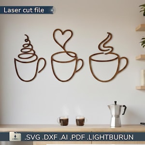 Könnte beinhalten: Drei Wandkunststücke aus Holz mit Kaffeetassen und verschiedenen Dampfdesigns. Der Text "Laser cut file" befindet sich oben links. Der untere Teil des Bildes enthält den Text ".SVG .DXF .AI .PDF .LIGHTBURUN".