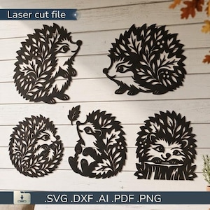 Può includere: Cinque sagome nere di ricci tagliate al laser con spine dal complesso motivo a foglie. I disegni includono ricci in piedi, raggomitolati e seduti su un ceppo. Il testo "Laser cut file" e "SVG .DXF .AI .PDF .PNG" è visibile.