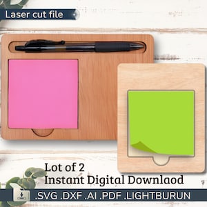 Peut inclure: Deux organiseurs de bureau en bois, l'un avec un post-it rose et un stylo, l'autre avec un post-it vert. Le texte "Laser cut file" est en haut et "Lot of 2 Instant Digital Download" en bas.