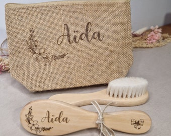 Cadeau personnalisé de naissance ou baptême, trousse en jute, peigne en bois et brosse douce pour les cheveux de bébé