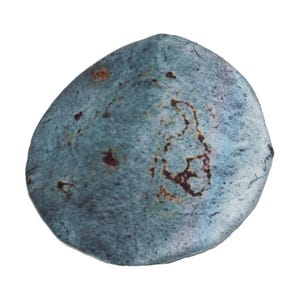 Puede incluir: Un cojín ovalado azul con una textura moteada similar a la piedra. El diseño tiene un efecto acuarela con tonos de azul, marrón y toques de rosa. La apariencia del cojín es rústica y natural.