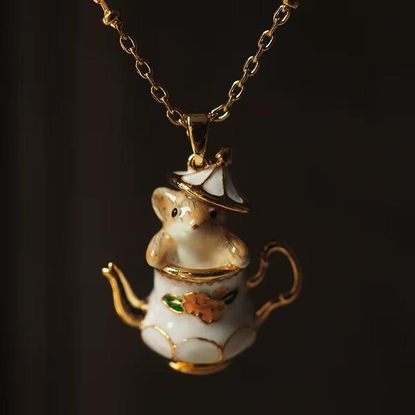 Collana con ciondolo a forma di mini topo in ceramica nella teiera • Ciondolo a forma di piccolo animaletto Cottagecore su catena a palline placcata in oro • Regalo per la festa del tè Fairycore