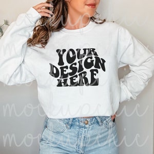 Maqueta de sudadera blanca Gildan 18000 / Maquetas de cuello redondo blanco G180 / Maqueta de modelo / Suéter blanco Gildan 18000 / Maqueta básica de estética simple