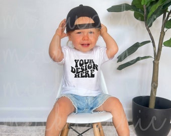 Bella canvas wit shirtmodel voor kinderen, 3001b schattige witte peutershirt mock-up, retro jongen T-shirt mock-up, lifestyle echte baby mock foto sjabloon