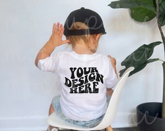 Bella canvas wit shirtmodel voor kinderen, 3001b schattige peuter, 3001t achterkant van tshirt mockup, retro jongen echte levensstijl model mock fotosjabloon