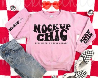 バレンタインデーのピンクのスウェットシャツのフラットレイモックアップ、キッズレトロスリーブのフラットレイモックアップ、ライトピンクのラビットスキン3317、ユースクルーネックのフラットレイ