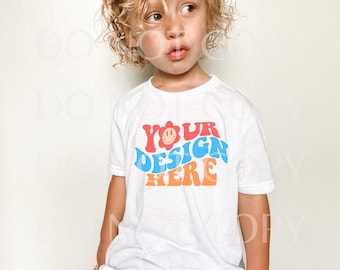 Maqueta de camiseta, maqueta de camisa para niños pequeños, maqueta de estilo de vida, maqueta de niño de camisa blanca, foto simulada de camiseta blanca, imagen de maqueta de camisa blanca para niños