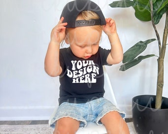 Bella canvas zwart shirtmodel voor kinderen, 3001b schattig peutert-shirt mock-up, retro jeugd lifestyle-model, echte baby mock-fotosjabloon
