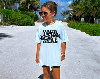 Maqueta de camisa de cambray para niño, maqueta de camiseta azul claro Comfort Colors 9018, foto de niña con estilo playero, modelo de camisa C9018 para niño de verano