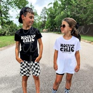 キッズホワイトシャツモックアップ、ベラキャンバス3001yブラックTシャツ、男の子と女の子の兄弟マッチングモックアップ、兄弟姉妹サマーTシャツ、レトロな友達モデル