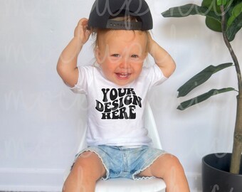 Bella canvas wit shirtmodel voor kinderen, 3001b schattige witte peutershirt mock-up, retro jongen T-shirt mock-up, lifestyle echte baby mock foto sjabloon