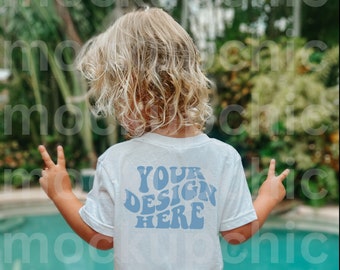 Maqueta de camiseta, maqueta de camisa para niño pequeño, maqueta de estilo de vida, maqueta de camisa blanca para niño, maqueta de camiseta blanca de moda, maqueta de camisa blanca para niño