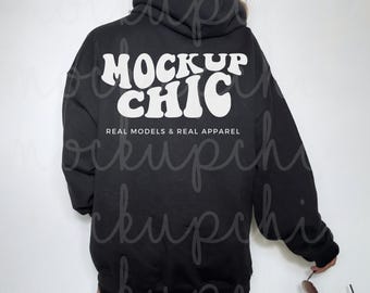 Mockup con retro nero della felpa con cappuccio, mockup con cappuccio nero Gildan 18500, G185 Donna Influencer Felpa oversize Modello di stile di vita reale Simulazione semplice