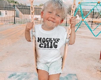 Makieta koszuli dziecięcej na plażę, Bella Canvas 3001b, makieta koszulki dziecięcej, modne zdjęcie chłopca, koszulka Boho Summer 3001t, model chłopczyka