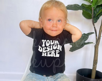 Mockup di maglietta nera Kids Bella Canvas, 3001b Mockup di maglietta carina per bambini, modello di stile di vita giovanile retrò, modello di foto di un vero bambino