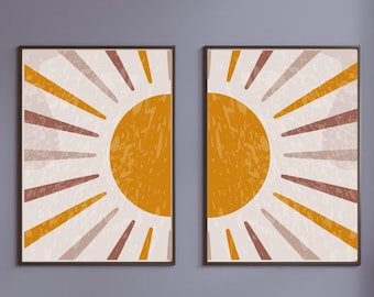 Peut inclure: Deux impressions abstraites en forme de soleil, encadrées dans des tons de brun, orange et blanc, sont accrochées à un mur violet clair au-dessus d'un fauteuil blanc avec un coussin gris. Une table d'appoint en bois avec un plateau en tronc d'arbre se trouve devant le fauteuil. Une plante en pot et une lampe sont sur la table. Un meuble en bois avec des tiroirs se trouve à droite de l'image.