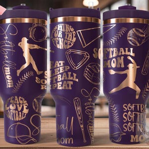Könnte beinhalten: Lilafarbener Edelstahlbecher mit einem roségoldenen Design mit Softball-Motiven und Texten, darunter "Softball Mom", "Eat Sleep Softball Repeat" und "Peace Love Softball".
