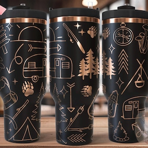 Envoltura para vaso SVG con diseño de garabatos de camping, archivo de grabado láser de 40 oz, diseño digital listo para rotatorio, SVG de naturaleza al aire libre