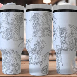 Peut inclure: Trois gobelets en acier inoxydable avec un fond blanc et un design de ligne noire. Chaque gobelet présente un motif de dragon différent avec des détails complexes. Les gobelets sont sans couture et ont un couvercle et une paille.