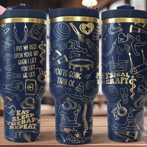 Puede incluir: Una taza de viaje de acero inoxidable azul y dorado con asa. La taza está decorada con un patrón de iconos y texto relacionados con la fisioterapia, incluyendo "I put my belt upon your hip when I lift you lift we lift", "You're going tibia ok", y "Physical Therapy".